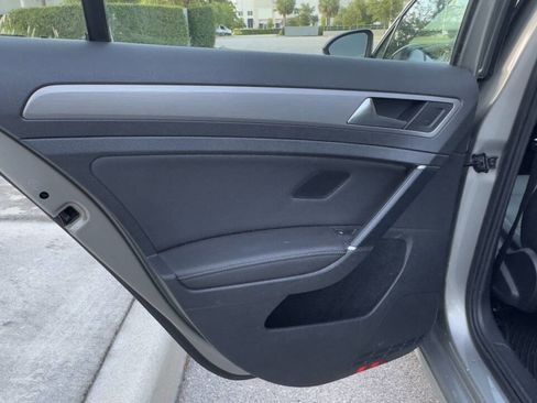 Used 2015 Volkswagen Golf S image 20