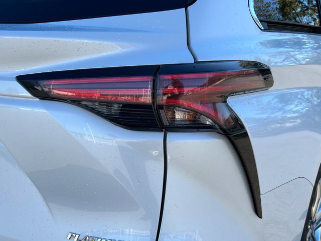 Used 2024 Toyota Sienna Platinum AWD/4WD image 11