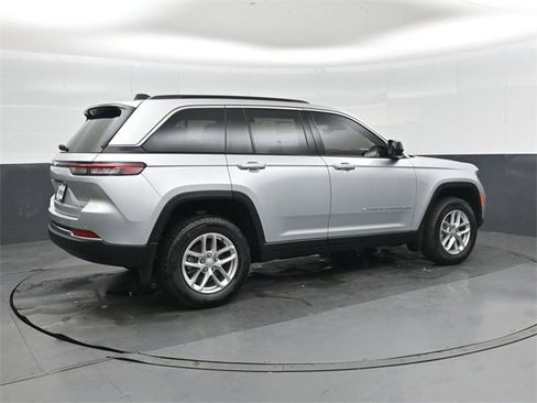 New 2025 Jeep Grand Cherokee Laredo image 3