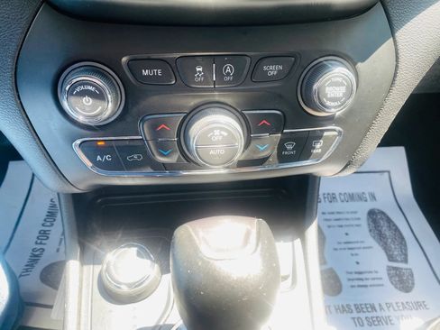 Used 2019 Jeep Cherokee Limited AWD/4WD image 15