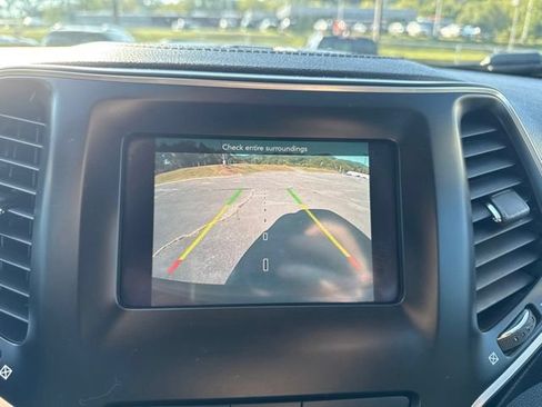 Used 2019 Jeep Cherokee Latitude w/ Cold Weather Group AWD/4WD image 17