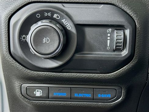Used 2023 Jeep Wrangler Unlimited Sahara AWD/4WD image 17