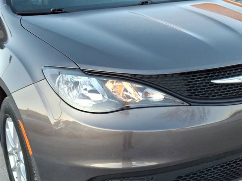 Used 2023 Chrysler Voyager LX image 9