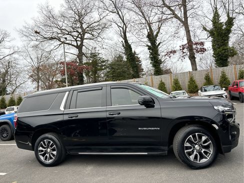 Used 2023 Chevrolet Suburban LT w/ Luxury Package image 4