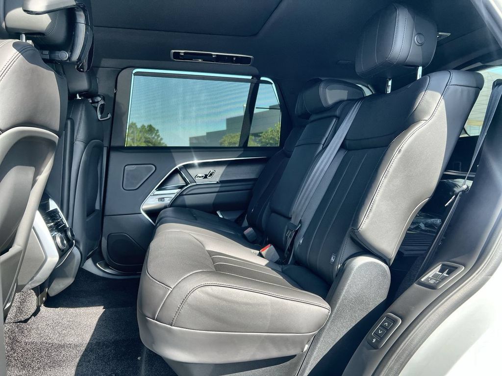 New 2026 Land Rover Range Rover Long Wheelbase SE AWD/4WD image 15