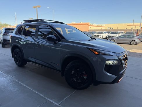 Used 2025 Nissan Rogue SV image 6