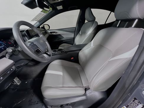 Used 2025 Toyota Camry SE w/ Convenience Package FWD image 15
