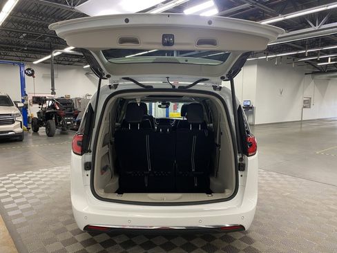 Used 2023 Chrysler Pacifica Limited image 11