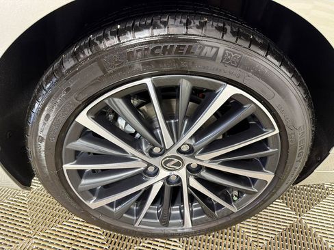 Used 2025 Lexus ES 300h w/ Premium Package image 18