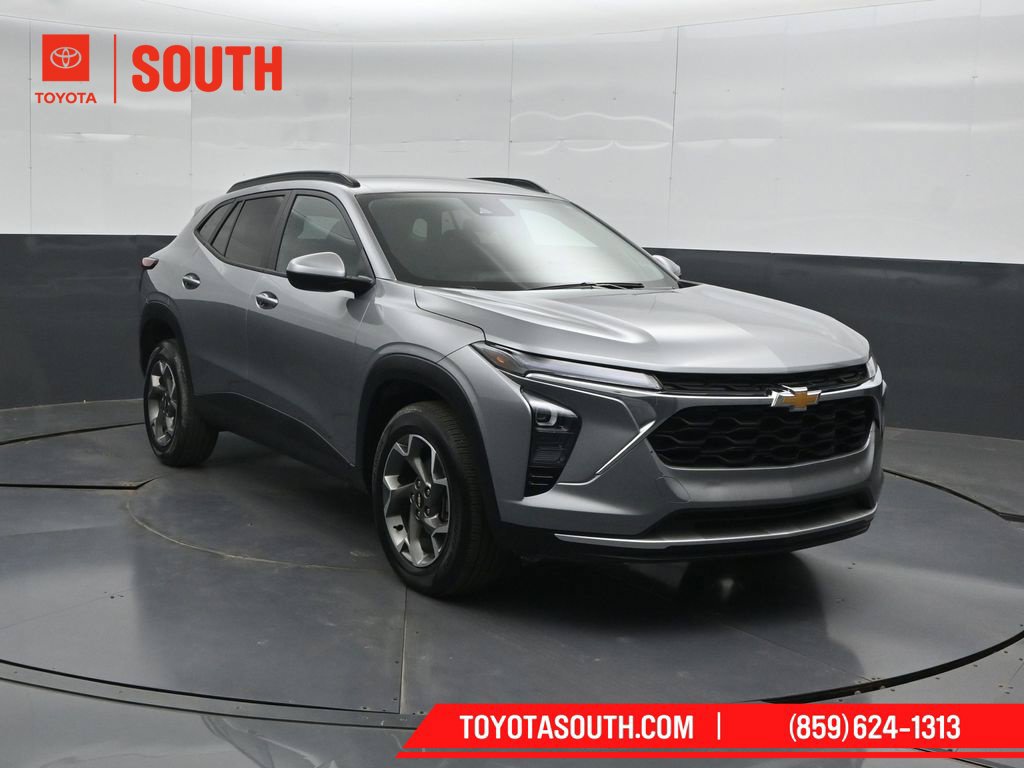 Used 2025 Chevrolet Trax LT w/ LT Convenience Package FWD image 4