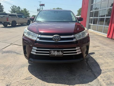 Used 2018 Toyota Highlander LE AWD/4WD image 3