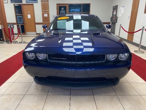 Used 2014 Dodge Challenger SXT image 8