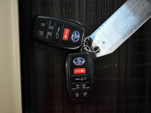 Used 2021 Toyota Sienna Limited image 43