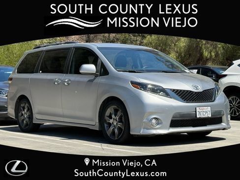 Used 2015 Toyota Sienna SE Premium FWD image 1