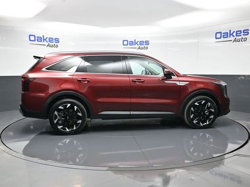 Certified 2025 Kia Sorento EX w/ Panoramic Sunroof Package image 6