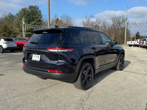 Used 2024 Jeep Grand Cherokee Limited w/ Luxury Tech Group II image 8