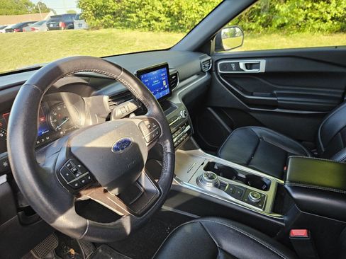 Used 2020 Ford Explorer XLT w/ Equipment Group 202A AWD/4WD image 12
