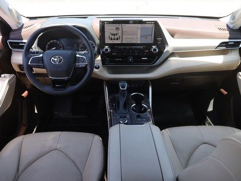 Used 2021 Toyota Highlander Platinum AWD/4WD image 24