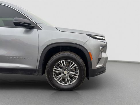 Used 2025 Chevrolet Traverse LT image 23