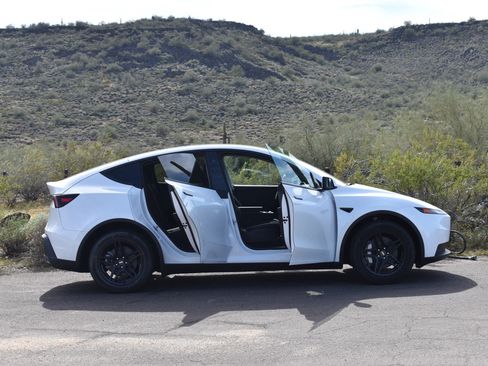 Used 2026 Tesla Model Y 2WD image 9