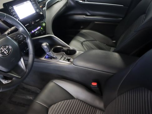 Used 2022 Toyota Camry SE image 19
