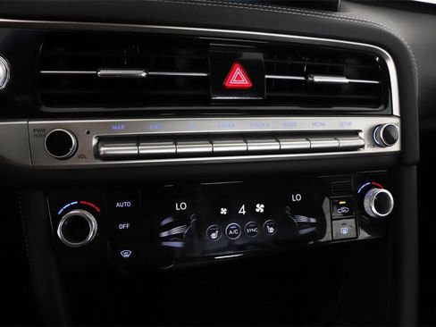 Used 2025 Genesis G70 2.5T image 73