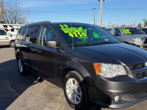 Used 2019 Dodge Grand Caravan SXT image 3