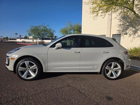 Used 2023 Porsche Macan AWD/4WD image 3