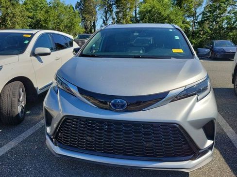 Used 2024 Toyota Sienna XSE FWD image 9
