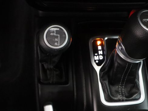 Used 2025 Jeep Gladiator Sport image 21