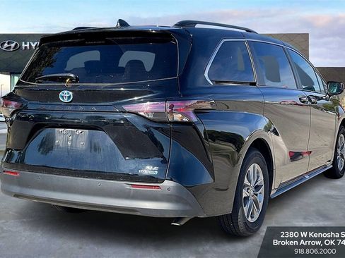 Used 2024 Toyota Sienna XLE image 10