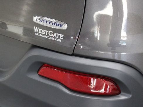 Used 2017 Jeep Cherokee Latitude w/ Comfort/Convenience Group image 37