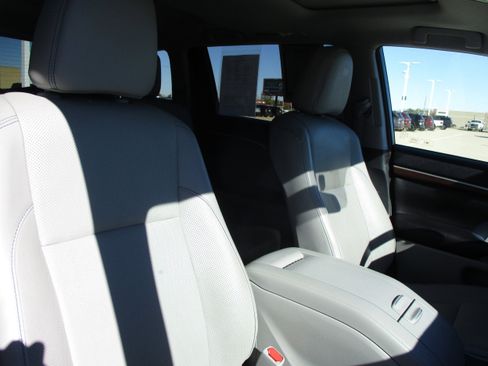 Used 2016 Toyota Highlander Limited image 46