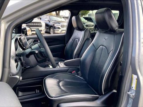 Certified 2025 Chrysler Pacifica Limited image 8