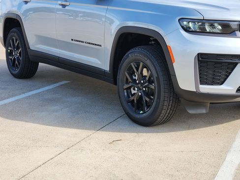 New 2026 Jeep Grand Cherokee L 2WD image 11