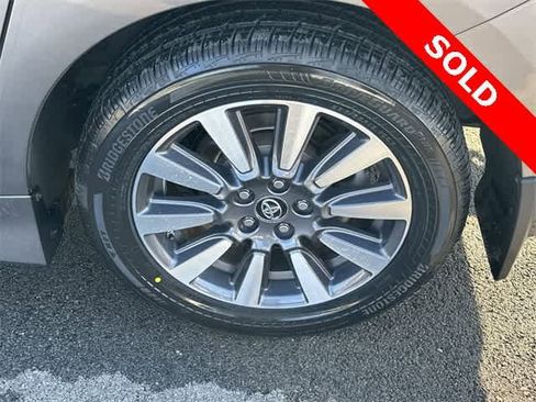 Used 2020 Toyota Sienna XLE image 5