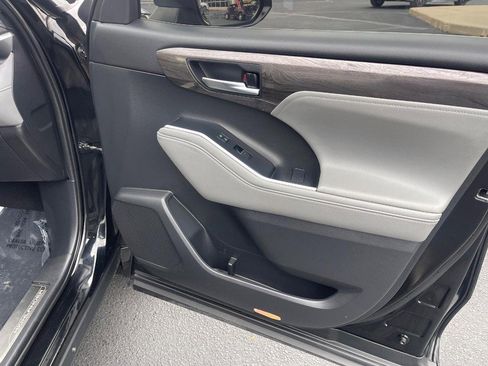 Used 2021 Toyota Highlander Platinum image 12