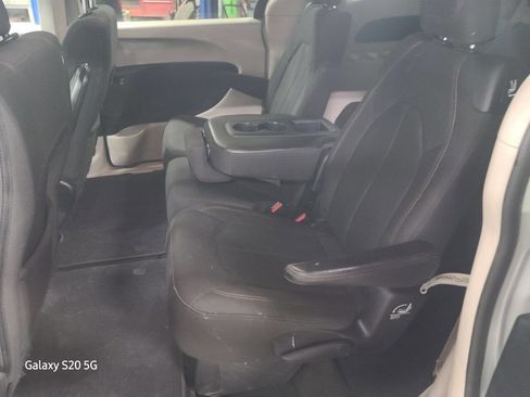 Used 2017 Chrysler Pacifica LX image 21