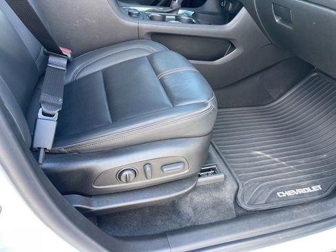 Used 2022 Chevrolet Traverse RS image 9