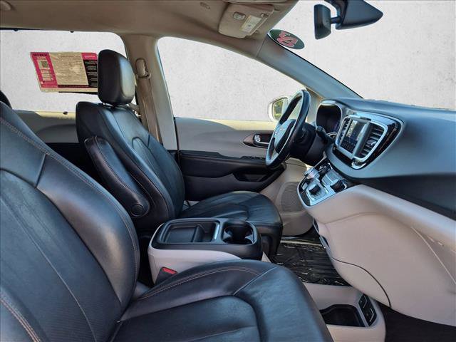 Used 2020 Chrysler Pacifica Touring-L FWD image 22