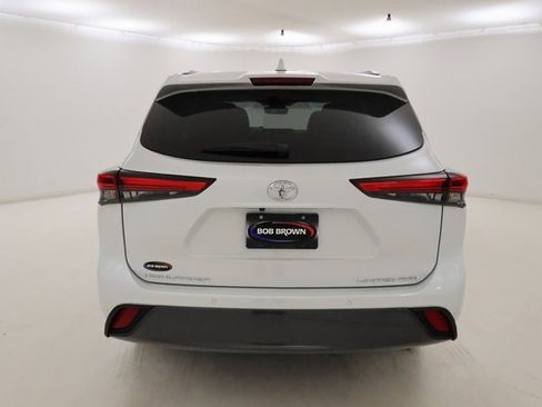 Used 2023 Toyota Highlander Limited image 4