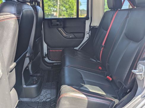 Used 2018 Jeep Wrangler Unlimited Rubicon w/ Max Tow Package AWD/4WD image 32
