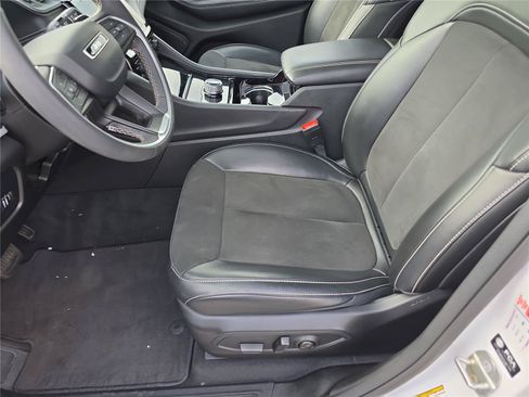 Used 2023 Jeep Grand Cherokee Altitude AWD/4WD image 21