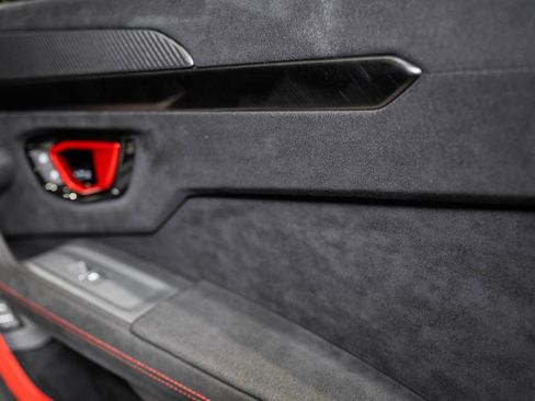 Used 2024 Lamborghini Urus Performante AWD/4WD image 30
