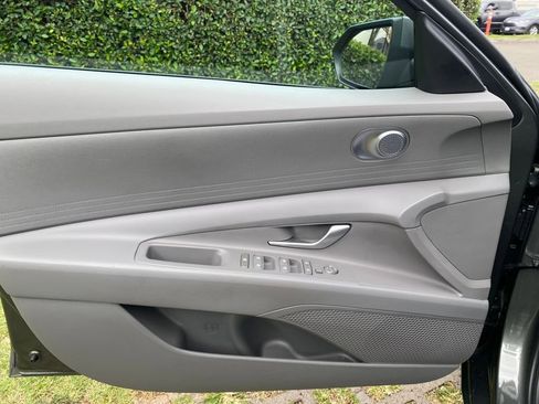 Used 2025 Hyundai Elantra SE image 13