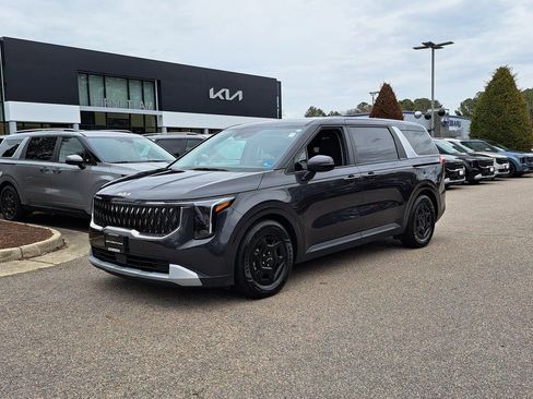 Used 2025 Kia Carnival image 2