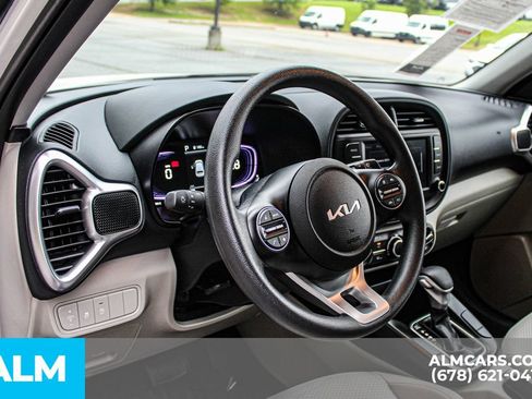 Used 2025 Kia Soul LX w/ LX Technology Package FWD image 30