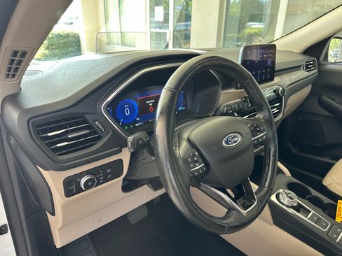 Certified 2020 Ford Escape Titanium AWD/4WD image 19