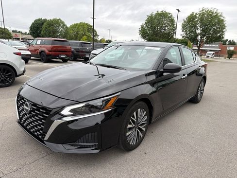 Used 2025 Nissan Altima 2.5 SV FWD image 13