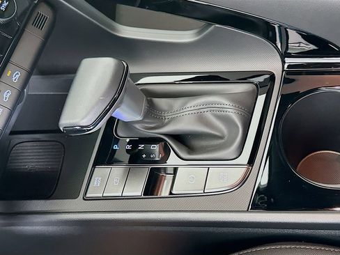 Certified 2025 Hyundai Elantra SEL FWD image 17